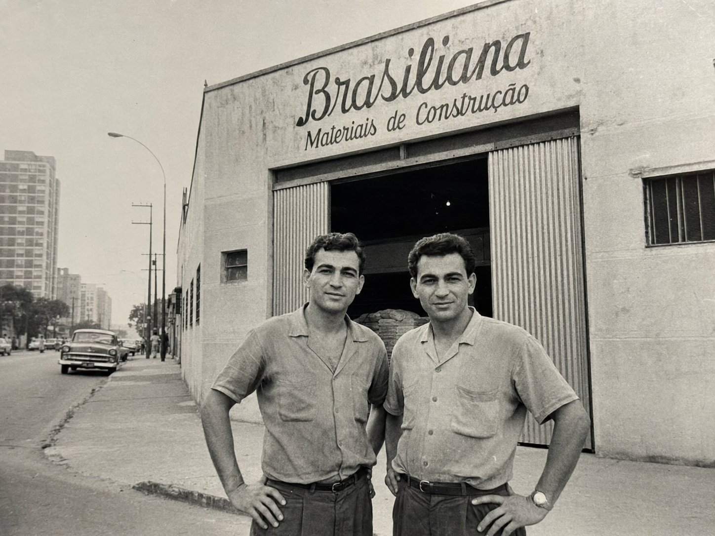 Aram e Ararat Manukian em frente à loja, 1962