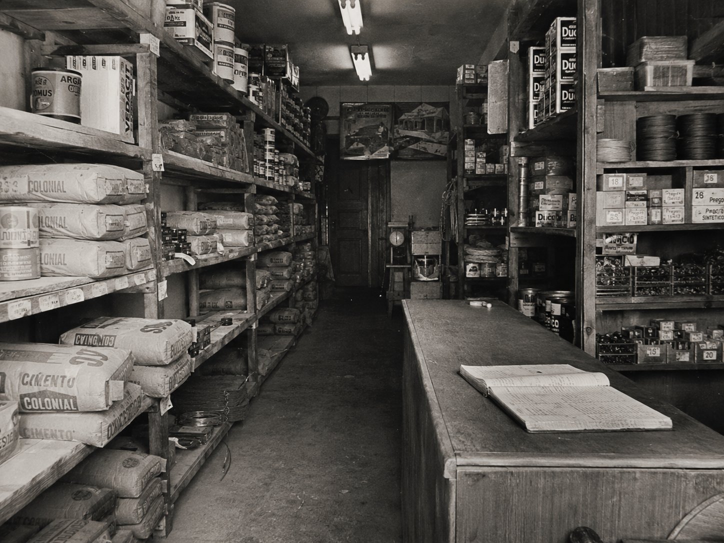 Interior da loja com prateleiras de madeira, anos 60